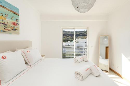 Modern 1BR Apartment in Central Albufeira with Balcony & Parking, by Hopstays