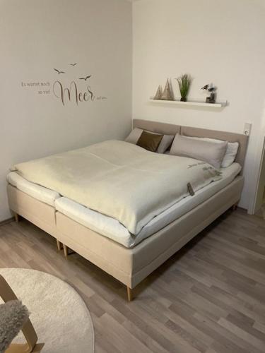 Un pat sau paturi într-o cameră la Ferienwohnung Leevke