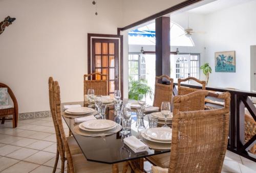 Ruang duduk di Two Bedroom Villa with Private Pool Near to Beaches - Date House villa