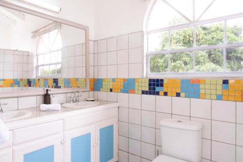 Bilik mandi di Two Bedroom Villa with Private Pool Near to Beaches - Date House villa