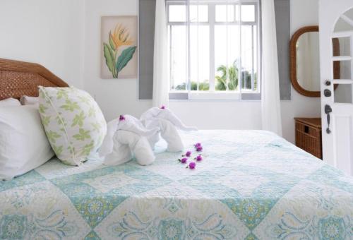 Katil atau katil-katil dalam bilik di Two Bedroom Villa with Private Pool Near to Beaches - Date House villa
