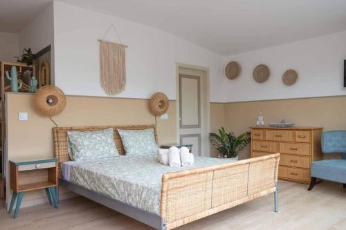 um quarto com uma cama e uma cadeira azul em Vila Camélia no Porto