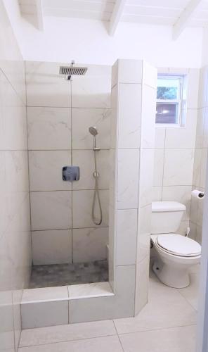 Bilik mandi di Two Bedroom Villa with Private Pool Near to Beaches - Date House villa