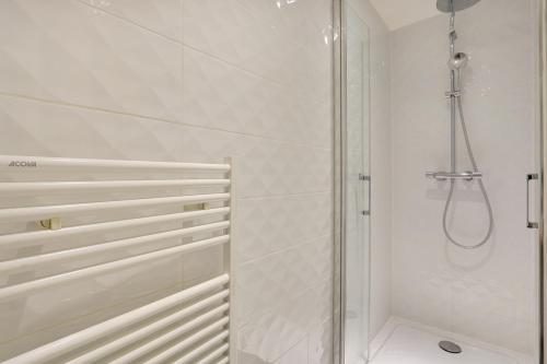 baño con ducha y puerta de cristal en Pick A Flat's Apartments in Parc des Expositions - Rue Louis Vicat, en París