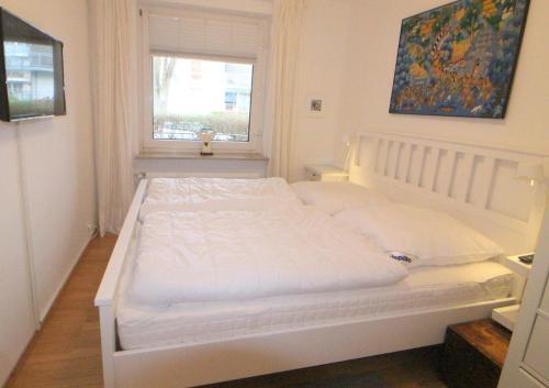ティメンドルファー・シュトラントにあるApartmentvermittlung Mehr als Meer - Objekt 11の窓付きの客室の白いベッド1台