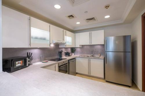 Kuchyň nebo kuchyňský kout v ubytování Luxurious 1-Bedroom Gem in Palm Jumeirah