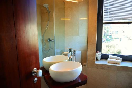 y baño con lavabo blanco grande y ducha. en Vila Camélia, en Oporto