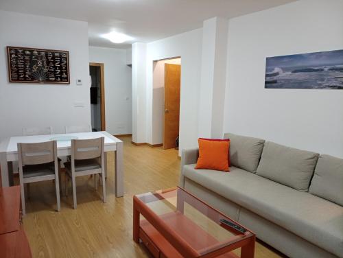 uma sala de estar com um sofá e uma mesa em Acogedor , cerca del puerto en camino portugués costa em A Guarda