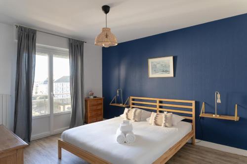 - une chambre bleue dotée d'un lit avec un mur bleu dans l'établissement Le Petit Malouin - Appartement proche plage, à Saint-Malo