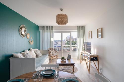 un salon avec un canapé et une table dans l'établissement Le Petit Malouin - Appartement proche plage, à Saint-Malo
