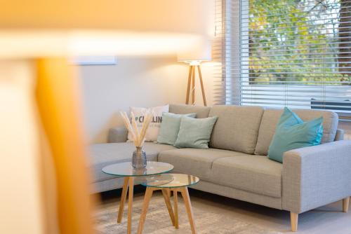 un soggiorno con divano e tavolo di Livingroom Mathildenhöhe a Darmstadt