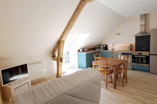 un salon avec un canapé et une table dans l'établissement L’île aux fruits en Berry, à Ardentes