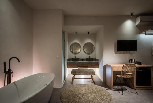 TV a/nebo společenská místnost v ubytování Indigo Inn Casa Adults Only