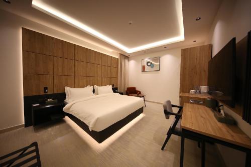 Ένα ή περισσότερα κρεβάτια σε δωμάτιο στο أجنحة درة Dorra Suites