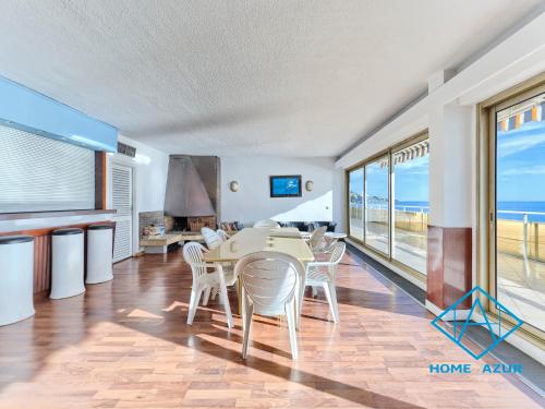 ニースにあるRoyal Lux Spacious seaside poolのテーブルと椅子と海のあるダイニングルーム