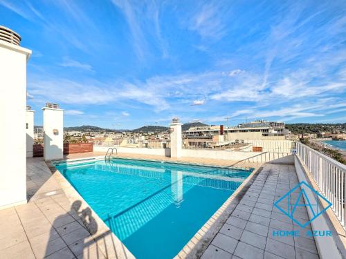 ニースにあるRoyal Lux Spacious seaside poolの建物の屋上にあるプール