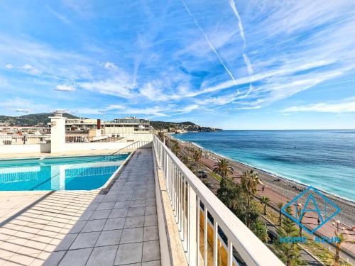 Royal Lux Spacious seaside pool