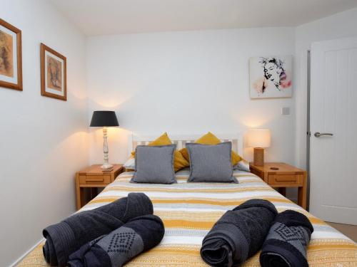 1 dormitorio con 2 camas y toallas. en 3 bed in Ferryside 51632, en Ferryside