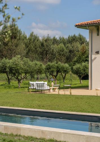 - une table de pique-nique dans un parc à côté d'une piscine dans l'établissement Luxueuse Villa avec piscine, à Le Temple