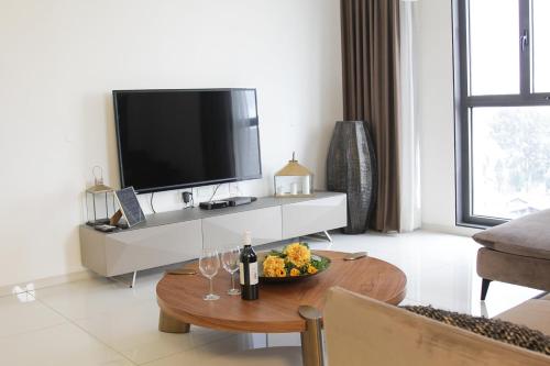 Μια τηλεόραση ή/και κέντρο ψυχαγωγίας στο JTower Royal Suites - Alefimmoed