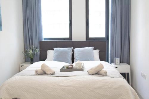 Ένα ή περισσότερα κρεβάτια σε δωμάτιο στο JTower Royal Suites - Alefimmoed