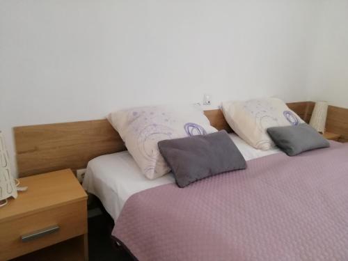 two beds sitting next to each other in a bedroom at Apartman Radošić in Hvar