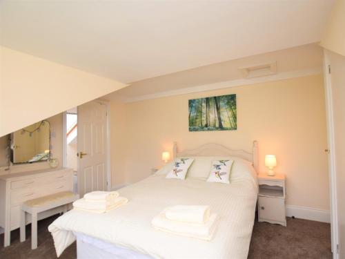 a bedroom with a white bed with two pillows at 2 Bed in Ashburton 53519 in Bickington