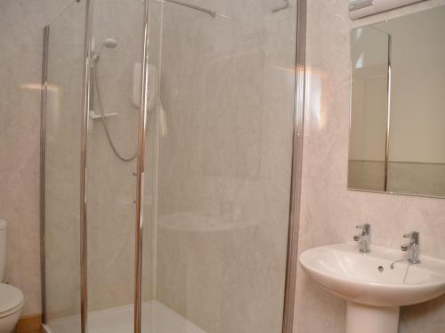 uma casa de banho com um chuveiro e um lavatório. em 3 Bed in Wells 55232 em Chewton Mendip