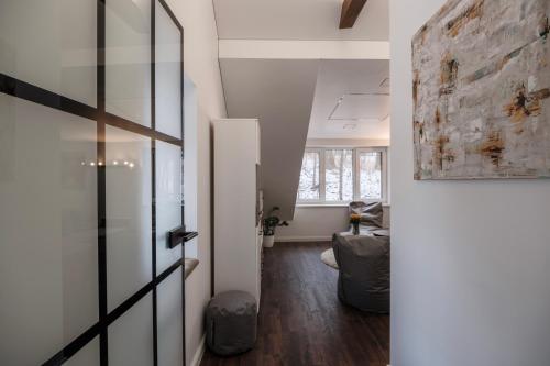 un pasillo con una puerta que conduce a una sala de estar en Bravo Apartments, en Kaunas