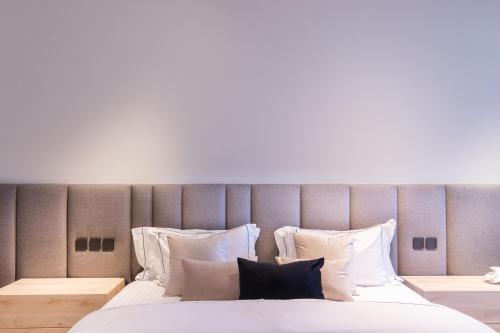 Postel nebo postele na pokoji v ubytování HomesGetaway - 2BR Luxury Apartment in J One Residence Business Bay Canal View