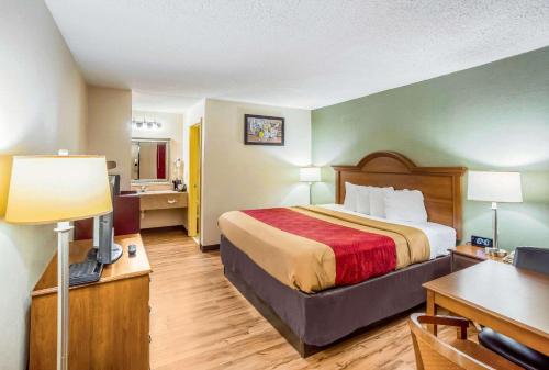 um quarto de hotel com uma cama e uma secretária em Econo Lodge Huntington - Barboursville University Area em Huntington
