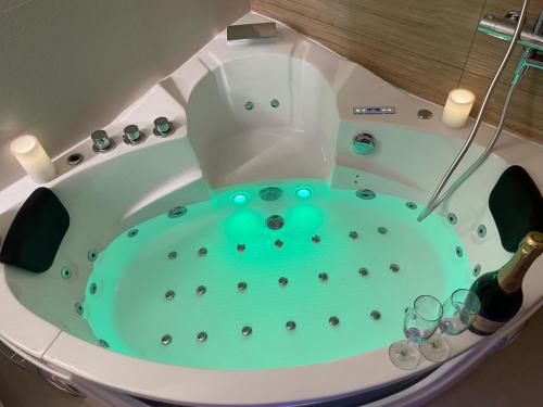 Nice Renting - FRANCE - Luxury Suite Palace Love Jacuzzi - Few meters from Sea photo 3