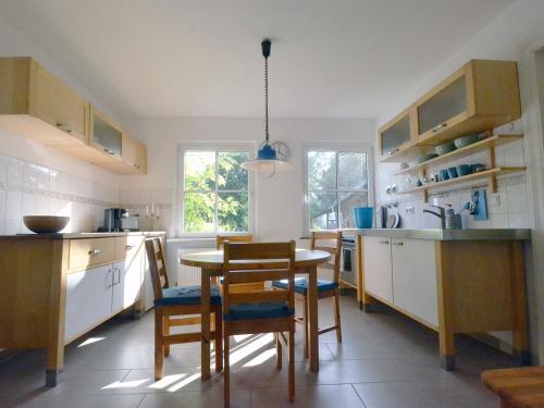 a kitchen with a table and chairs in it at NEU! FeWo Schwalbennest Nähe Plauer See in Halenbeck