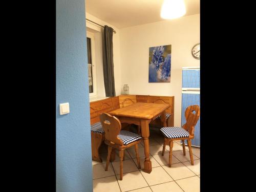 uma sala de jantar com uma mesa de madeira e cadeiras em NEU! FeWo Kornkammer Nähe Plauer See em Halenbeck