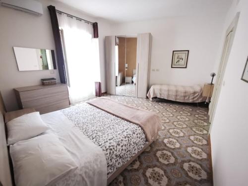 sypialnia z łóżkiem i dużym oknem w obiekcie Una Scala Dal Centro w mieście Agrigento