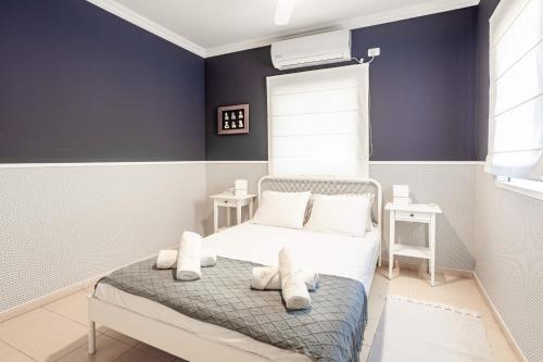 Un dormitorio con una cama con almohadas blancas. en Appartements BnBIsrael - Hovevei Tsiyon Jasmin, en Tel Aviv