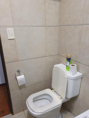 een badkamer met een toilet en een rol toiletpapier bij Departamento cerca de la playa in Mar del Plata