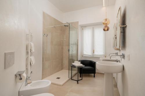 W łazience znajduje się prysznic, umywalka i toaleta. w obiekcie Unico w mieście Sassari