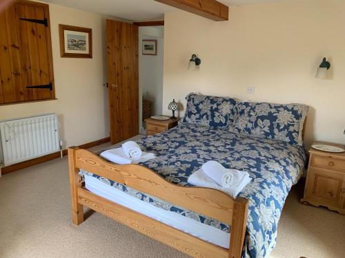 sypialnia z łóżkiem z ręcznikami w obiekcie Copley House w mieście Richmond