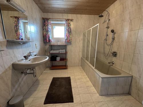 uma casa de banho com uma banheira e um lavatório em Apartment Troger em Fieberbrunn