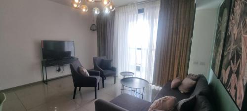 Μια τηλεόραση ή/και κέντρο ψυχαγωγίας στο JTower Royal Suites - Alefimmoed