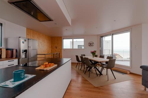 une cuisine et une salle à manger avec une table et des chaises dans l'établissement Villa Belle Vue Le Tréport - familiale et spacieuse, au Tréport