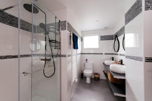 une salle de bain avec une douche, des toilettes et un lavabo dans l'établissement Villa Belle Vue Le Tréport - familiale et spacieuse, au Tréport