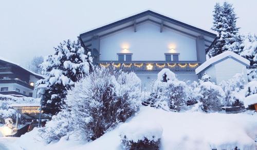 ein schneebedecktes Haus mit Lichtern in der Unterkunft Residence Alba Montis in Bad Kleinkirchheim