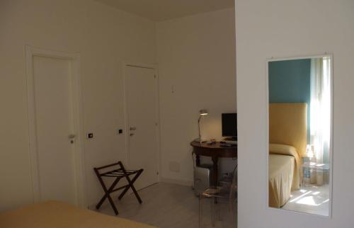 a bedroom with a bed and a desk with a computer at La Piccola Locanda in Modica