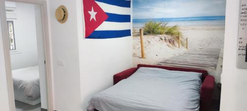 een slaapkamer met een bed naast een pier bij El Rinconcito Cubano en la playa in Almería