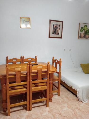 a dining room with a table and a bed at Habitaciónes Privadas Cartagena Murcia in Cartagena