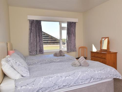 a bedroom with a large bed with a window at 2 bed in Bude 58818 in Bude
