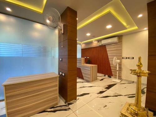 um átrio com um quarto com uma ventoinha em Grand Residency & Resort em Varkala