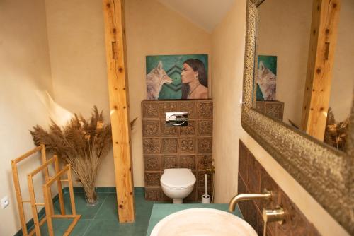 een badkamer met een toilet en een spiegel bij BlissHouse Cracow in Krakau
